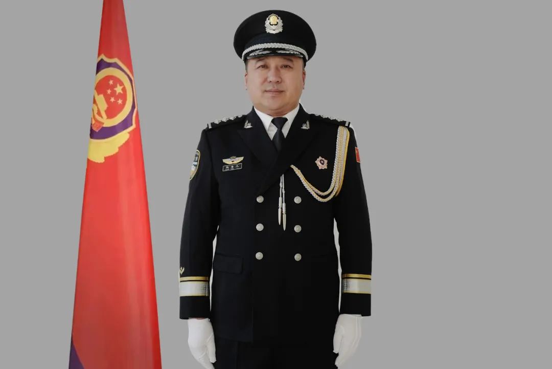 光影记录峥嵘岁月洮南市公安局交巡警大队为民警拍摄警礼服纪念照