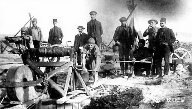 (图片来自:wikipedia)▼(19世纪巴库油田石油工人)当时古法手摇的简陋