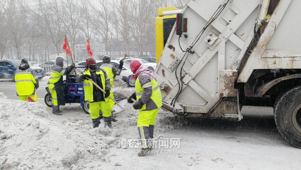 出動滾刷車381臺,剷車71臺,吹風機7臺,拉運積雪114車次