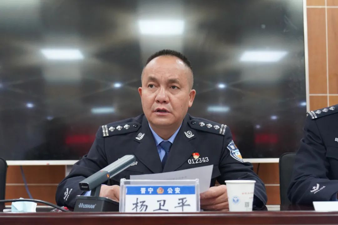 杨卫平要求,一是分局全体民警要切实树牢"四个意识",坚定"四个自信"