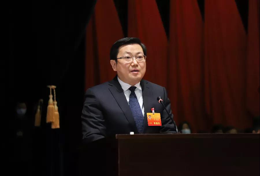 市委常委,常务副市长朱策代表市政府作关于七届市政协提案办理情况的