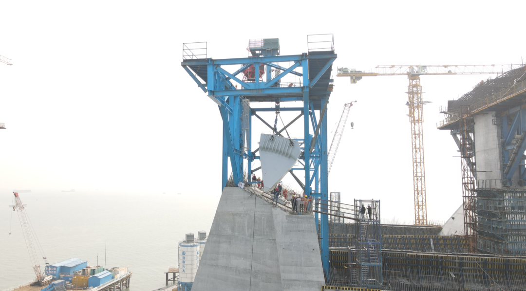 深中通道伶仃洋大桥完成首件散索鞍吊装