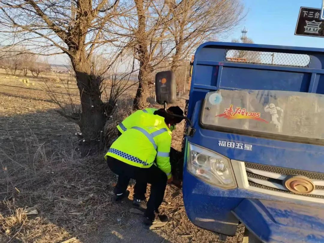 我為群眾辦實事四平交管支隊公路巡警大隊協助群眾修車點滴小事暖人心