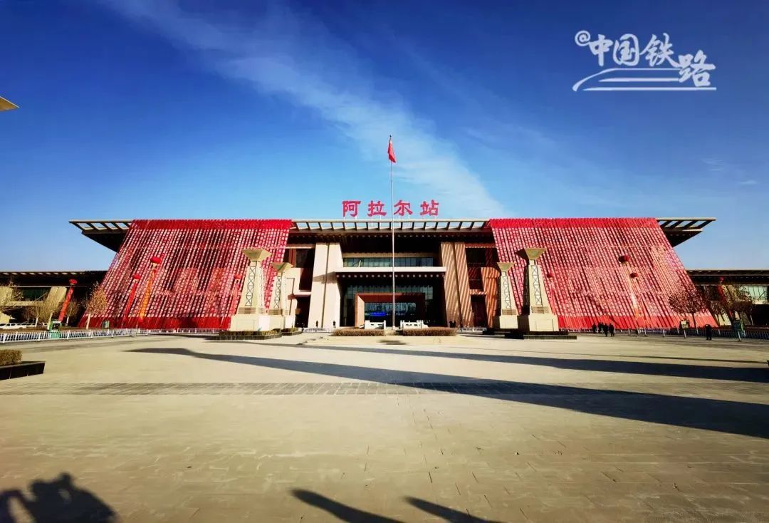 该线路自南疆铁路萨特玛站引出,经阿瓦提县至阿拉尔市,线路全长114.
