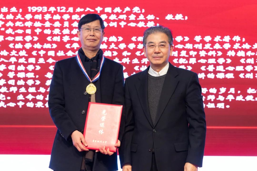 向荣休教师代表献花荣休教师代表童之伟,肖国兴,李成明,滕世华,陈庆权