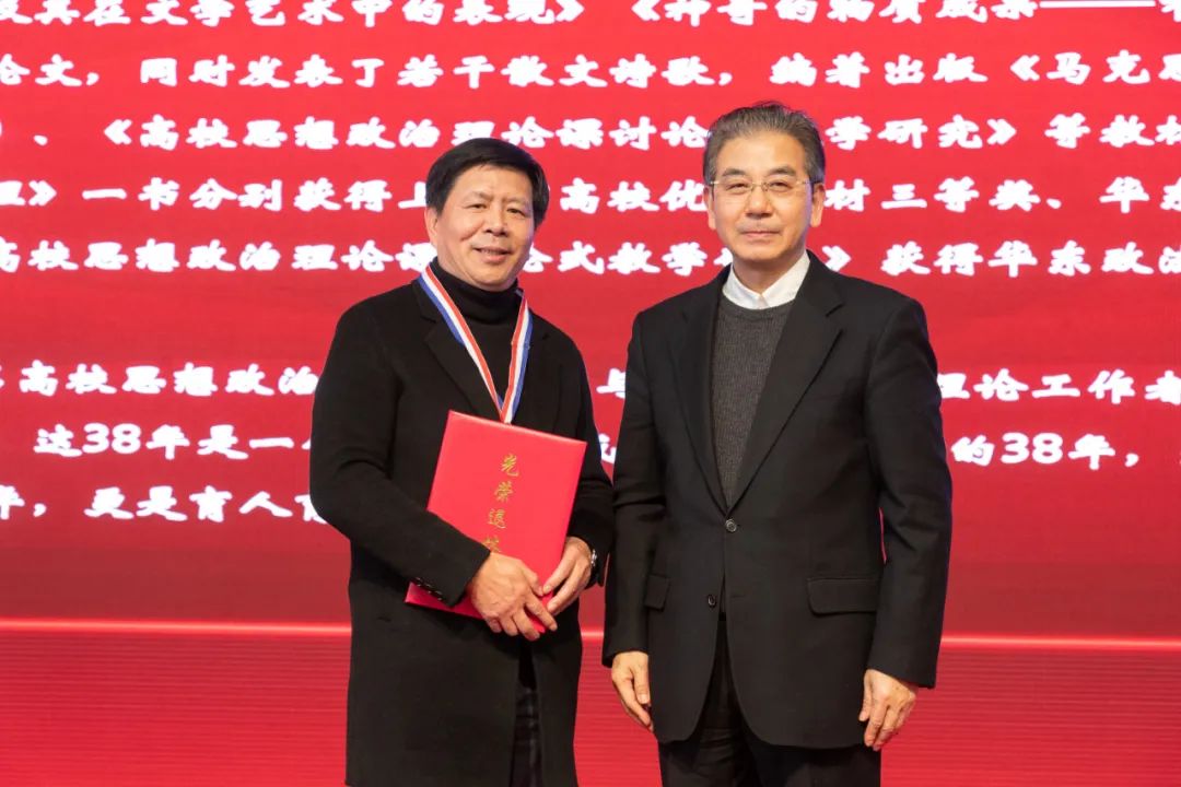 向荣休教师代表献花荣休教师代表童之伟,肖国兴,李成明,滕世华,陈庆权