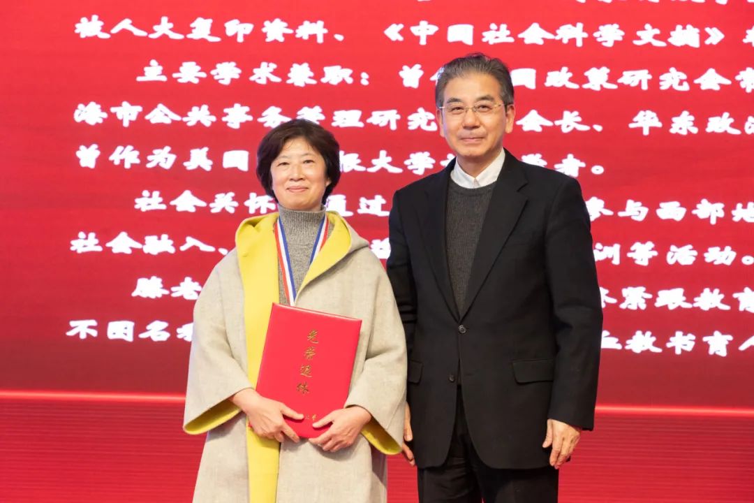 向荣休教师代表献花荣休教师代表童之伟,肖国兴,李成明,滕世华,陈庆权