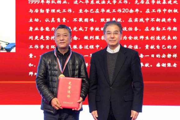 向荣休教师代表献花荣休教师代表童之伟,肖国兴,李成明,滕世华,陈庆权