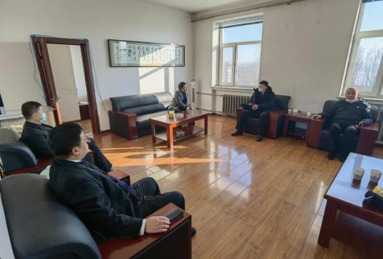 新春送关怀温暖至人心肇东法院党组班子深入明久乡幸福村走访慰问脱贫