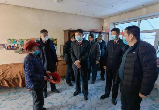 新春送关怀温暖至人心肇东法院党组班子深入明久乡幸福村走访慰问脱贫