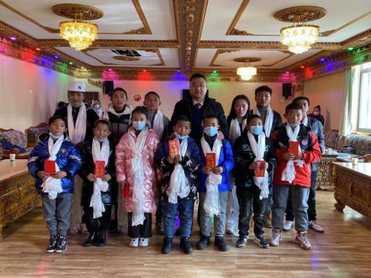 1月12日,县委副书记,政府县长李成统到那曲市儿童福利院看望慰问比如