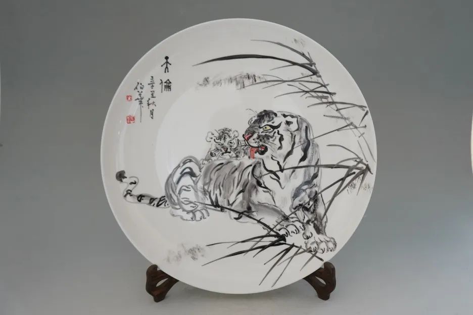 朱伯华作品使虎的神态与形态得到完美统一在白色化妆土上进行图案绘制