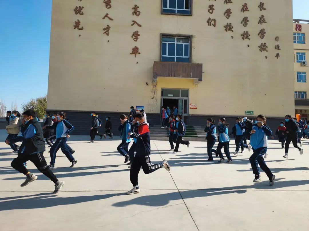 讲解09石河子市石河子市消防救援支队消防宣传员走进石河子第十三中学