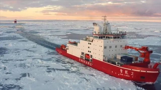 国之重器雪龙2号极地科考船破冰前行开赴南极