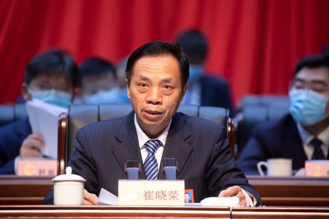 县人大常委会党组书记崔晓荣主持会议大会以举手表决的方式通过大会