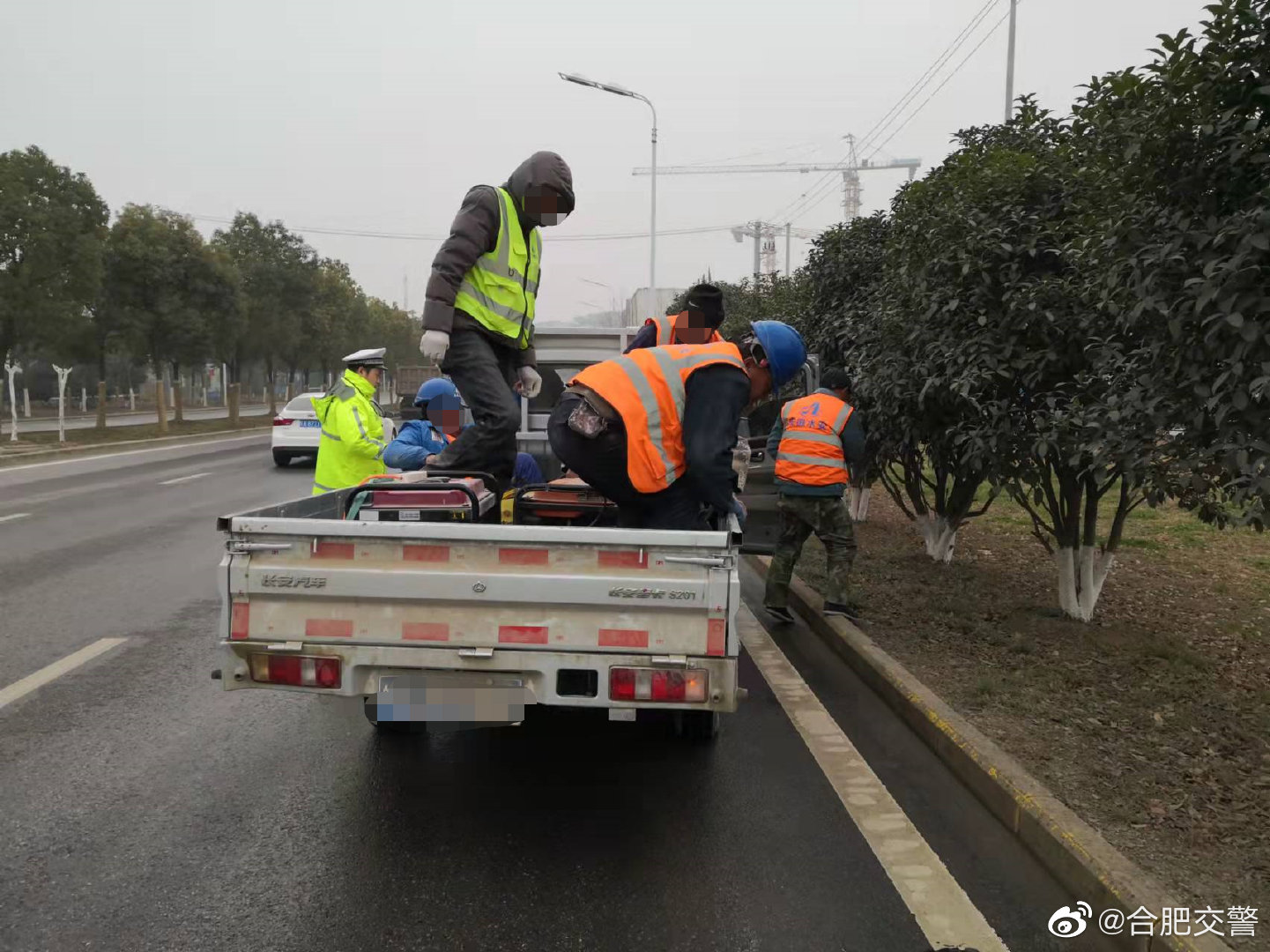 货车违法载人千万驶不得