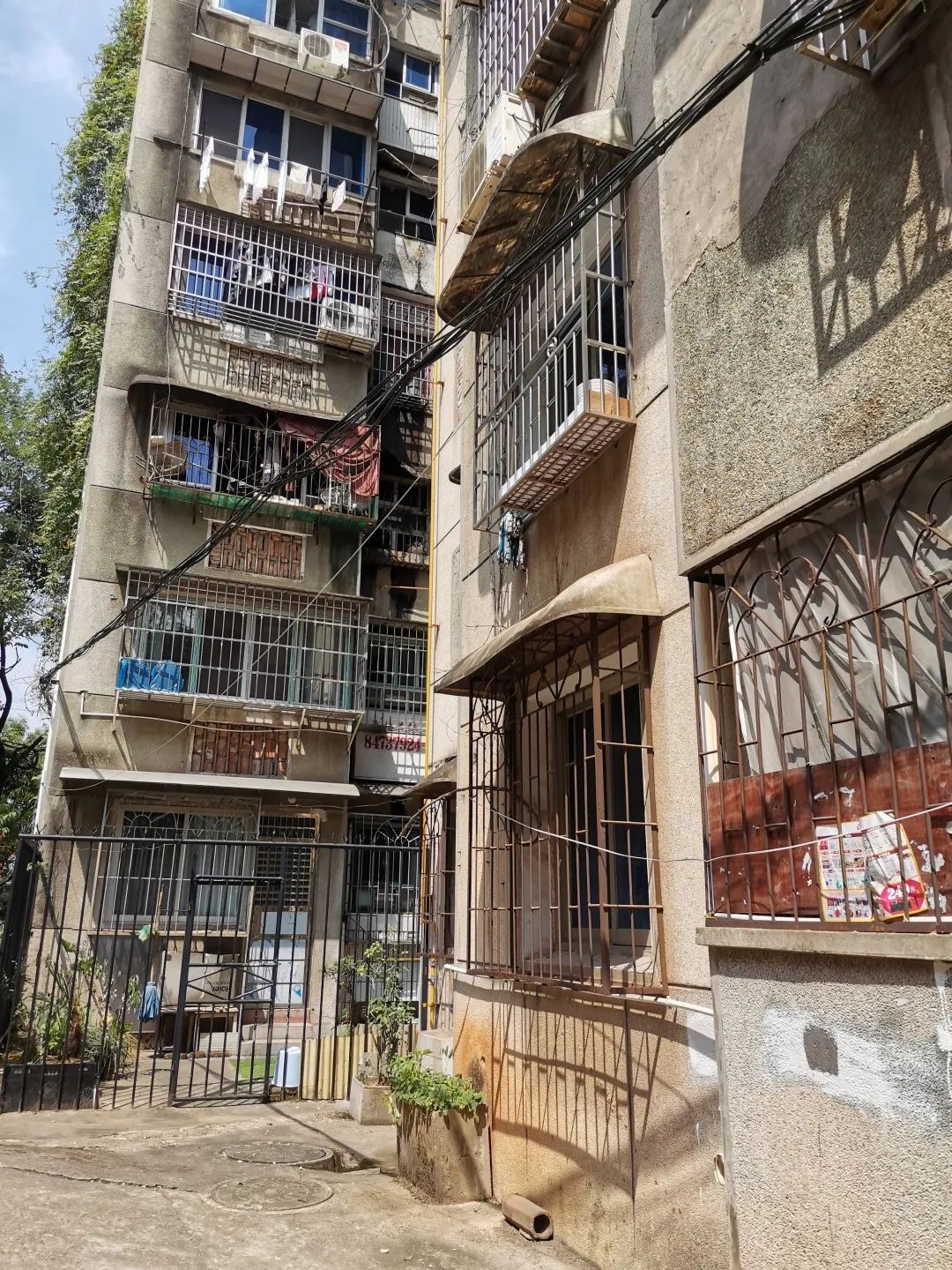 寒冬时节,位于湖南省长沙市岳麓区银盆岭街道的魏家坡小区内,施工人员