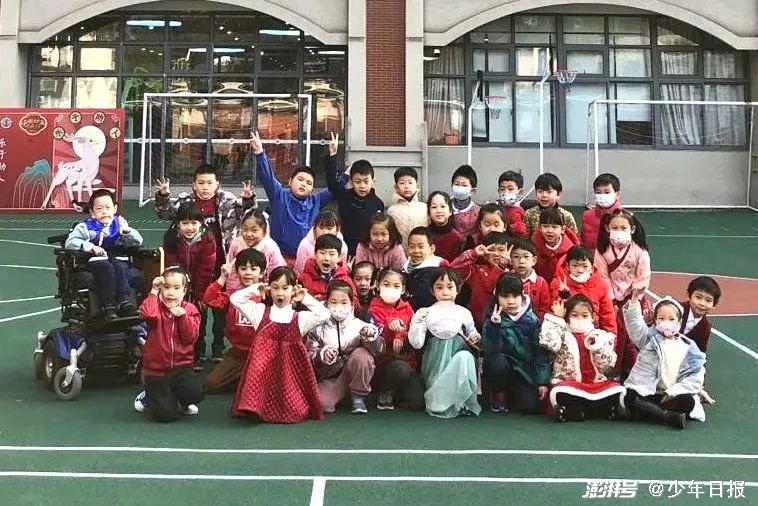 本领,相互送着寒假祝福,在这其中收件人最多的那一位,是名叫邹维洛的