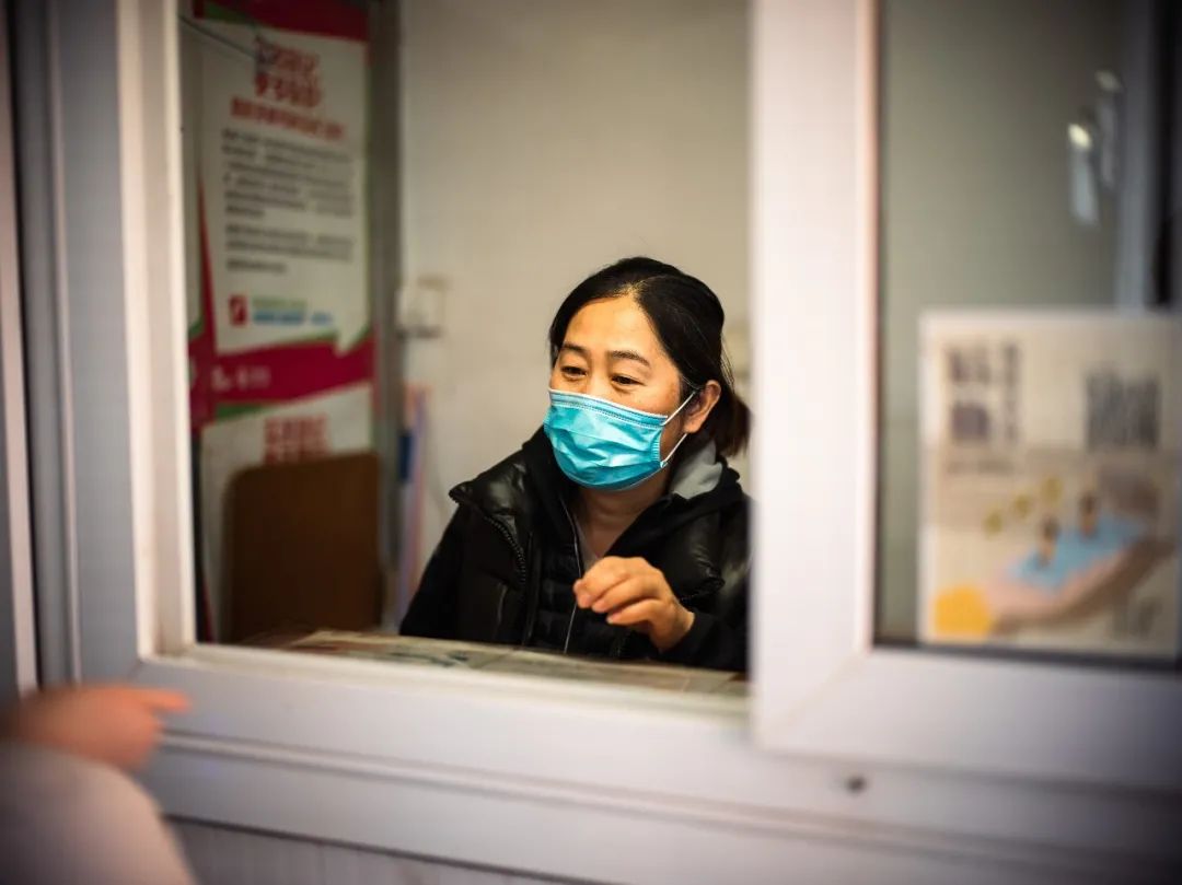 (图为宿管阿姨)阿姨一定是一个很温柔的人说话很温柔,做事很温柔,回答