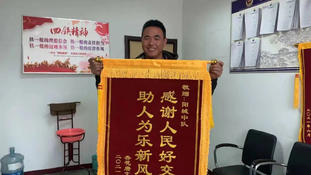 酒驾被查后给交警送锦旗真相是交警正能量