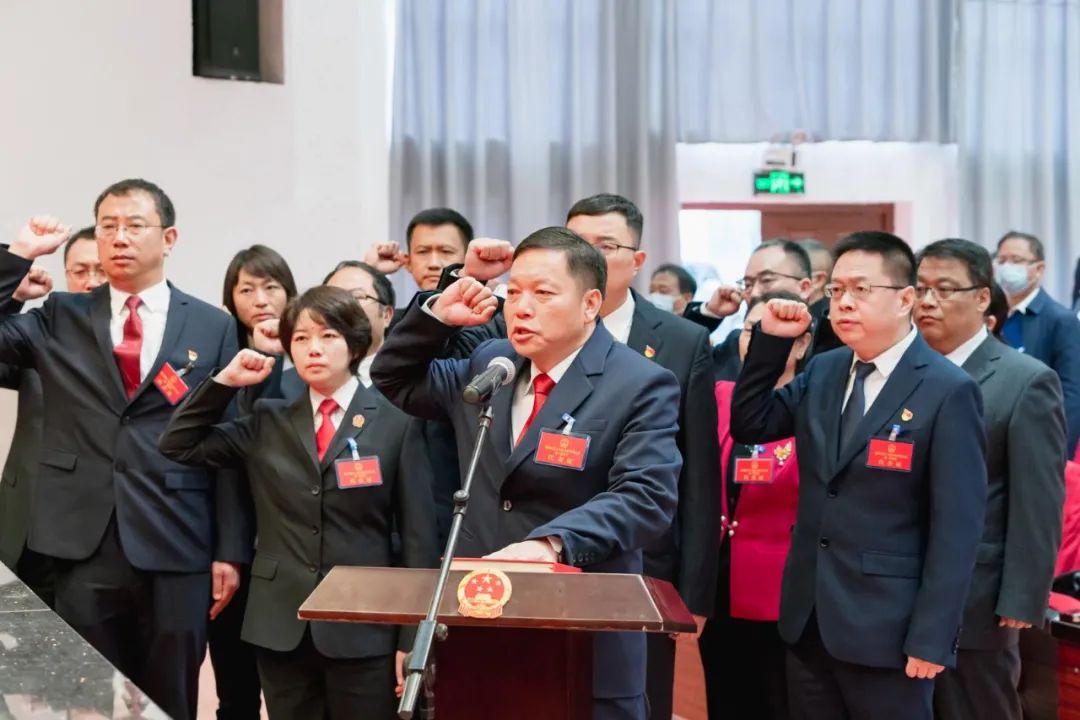 嵩明县人民法院工作报告获全票通过钱薇同志全票当选为院长