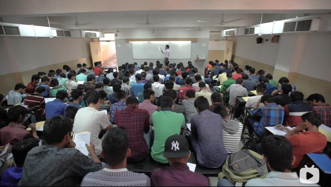 拥挤的补习教室.来源/纪录片《一个被设计制造的梦——印度高考》