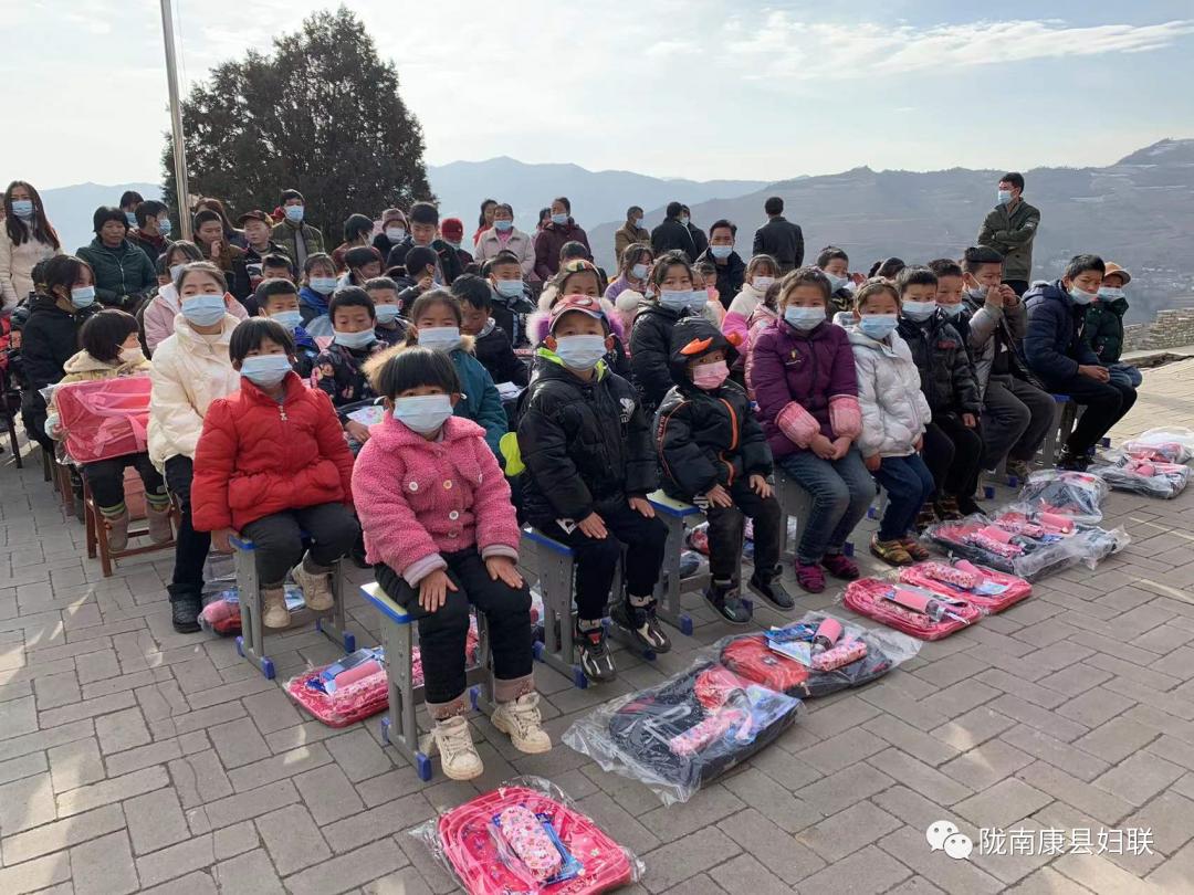 捐贈溫暖童心愛心點亮希望康縣婦聯舉行留守兒童困境兒童捐贈儀式