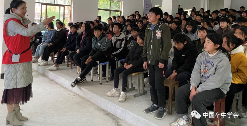 兴国县人民医院红手环志愿者服务团走进兴国县东村乡东村中学,对该校