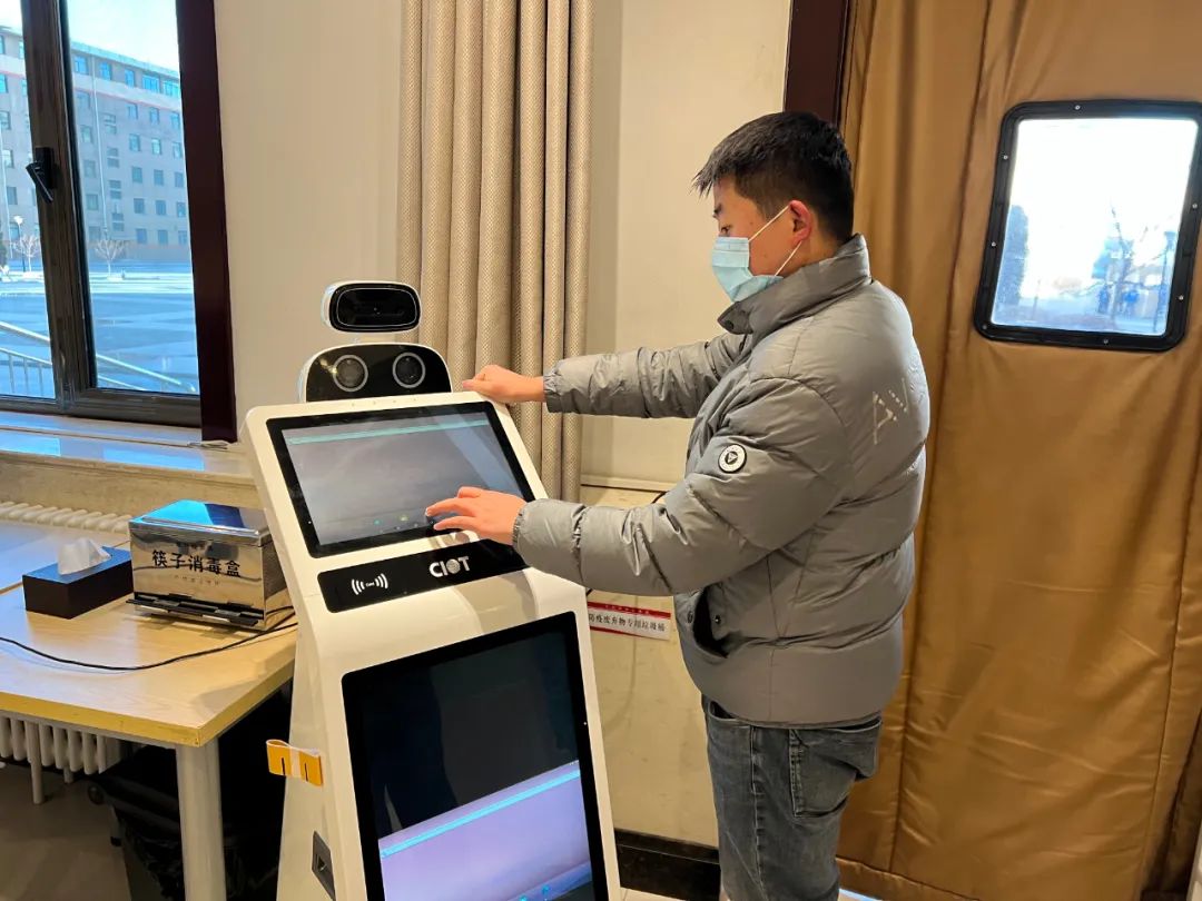 深圳中智卫安公司向金昌市捐赠50台智能测温机器人