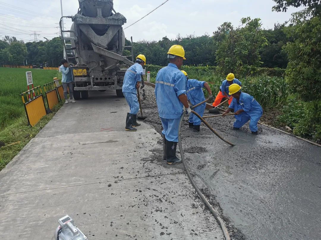 採用半幅施工,邊破碎邊澆築路面▲八畝橋,沈家河橋,1號橋橋頭搭板