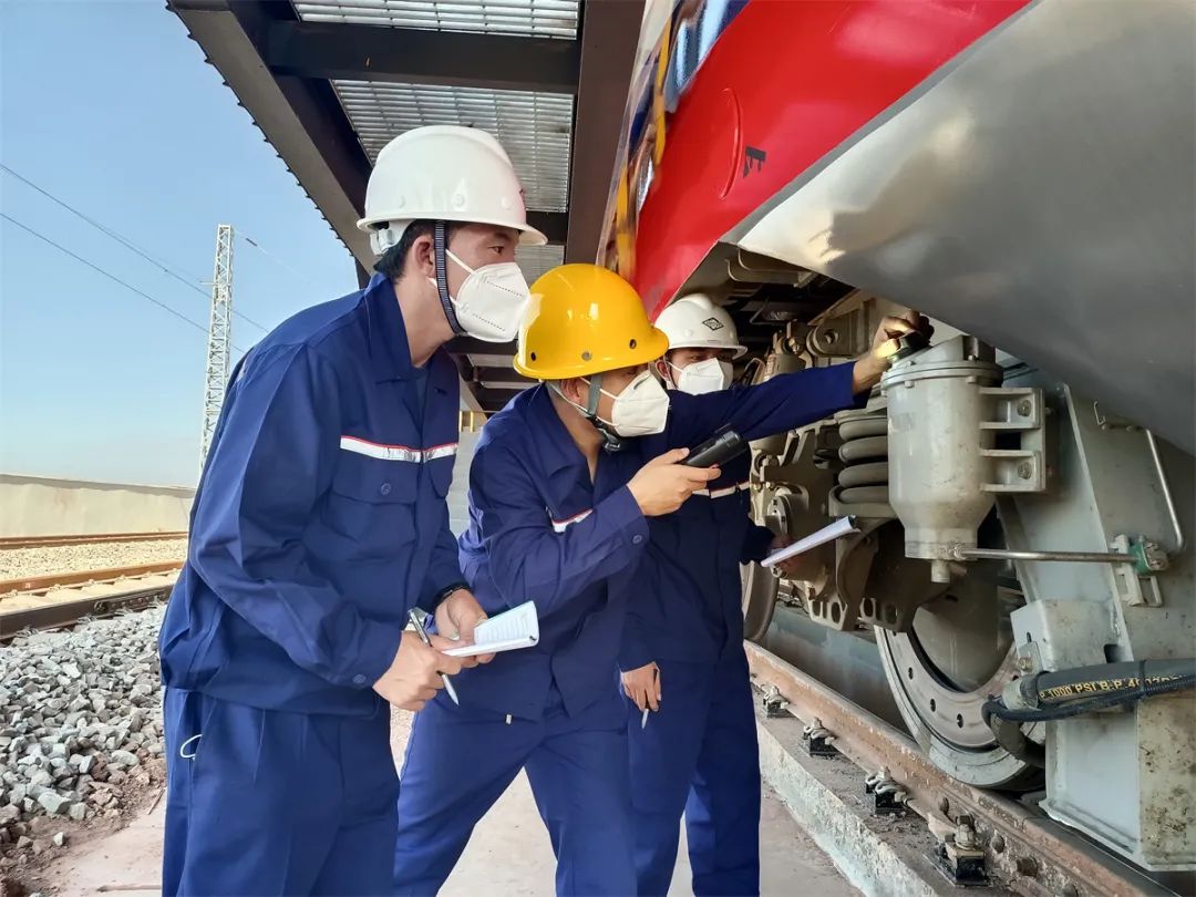 在老挝的中国铁路职工都在忙什么