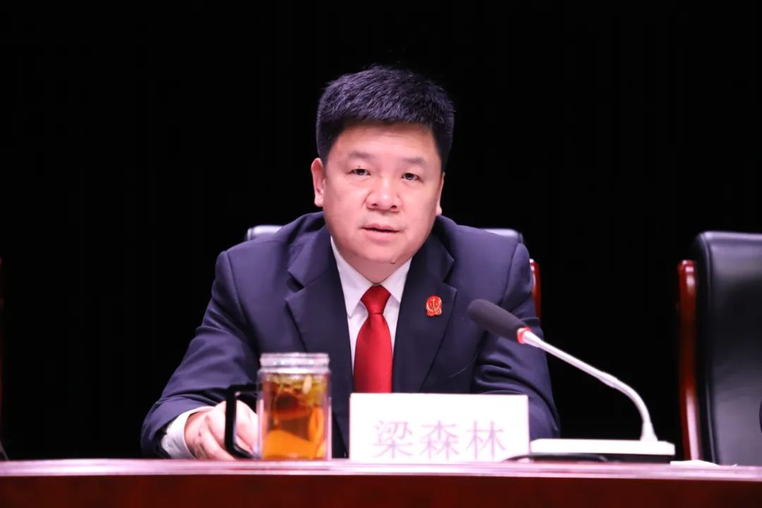 党组书记,代院长梁森林全面回顾总结了2021年度法院各项工作.