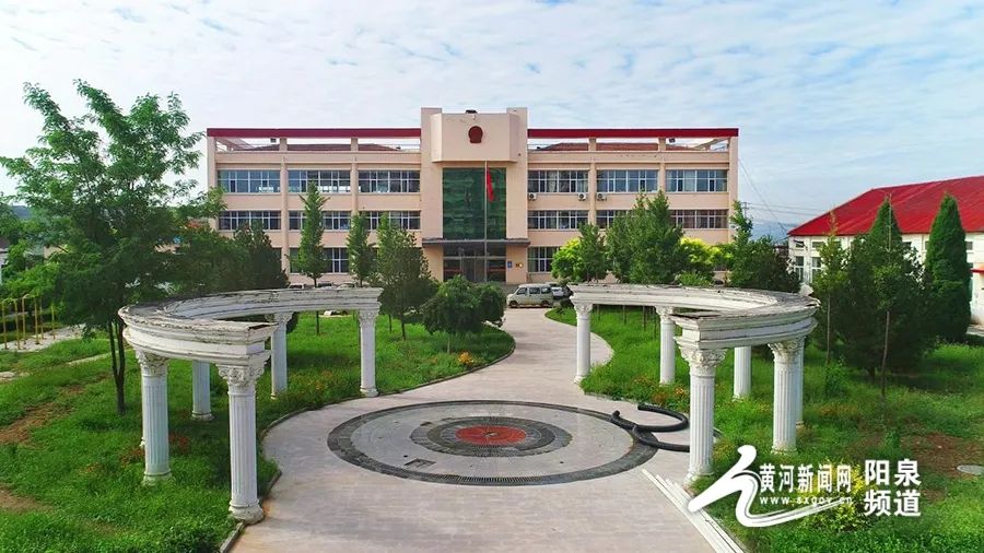 实现规模化,标准化种植,实现城乡基础设施建设一体化,农业农村现代化