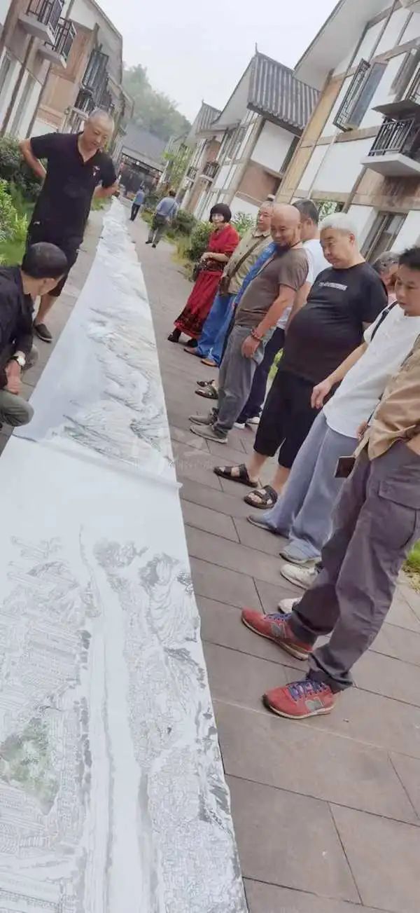 历时9个月15名泸州画家合力创作166米英雄赤水河百米长卷