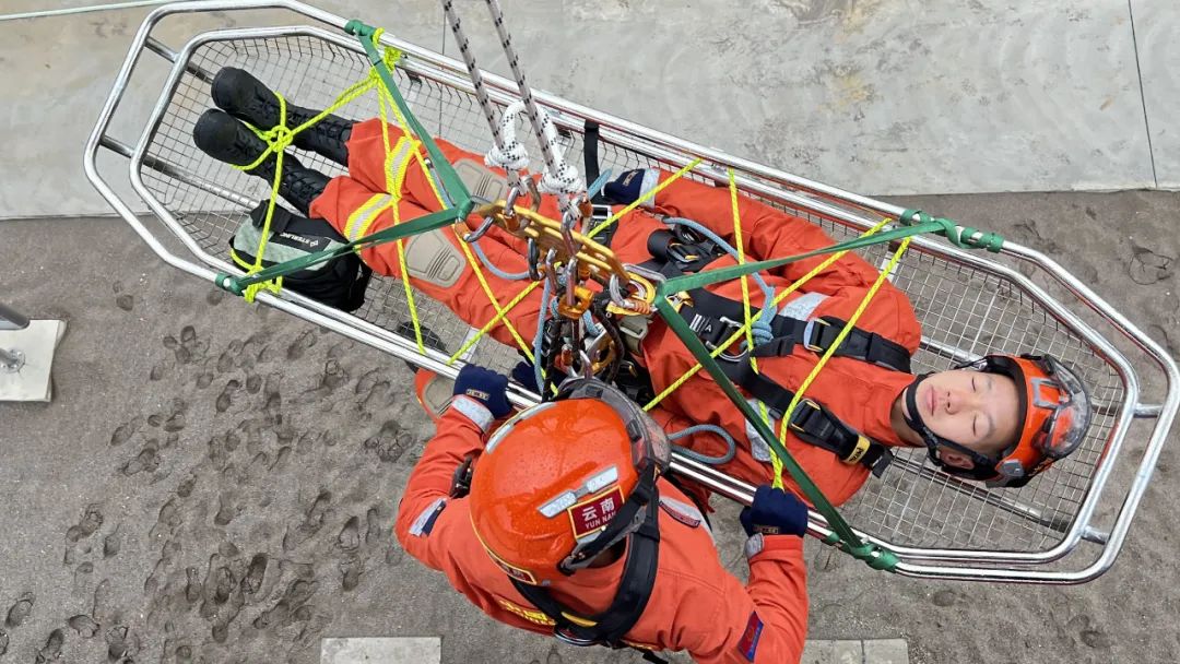 对标全灾种大应急大理州森林消防支队开展高空绳索救援技术训练