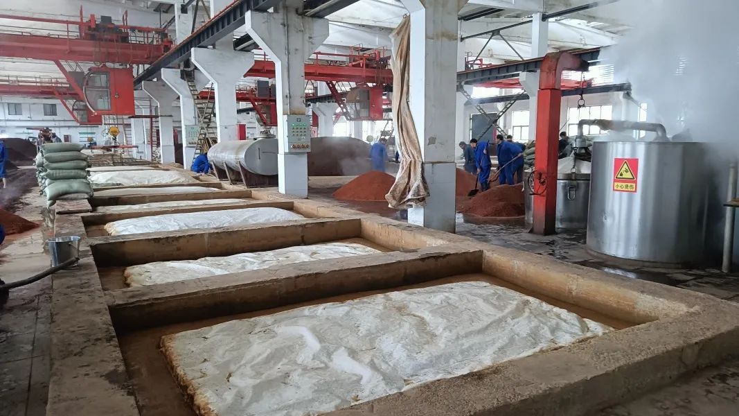 酿酒车间热气蒸腾贵州贵酒二期项目全面投产