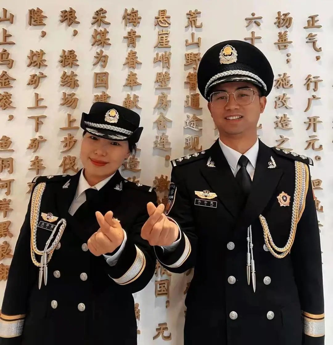 最帅警礼服照来袭光影中的忠诚与担当