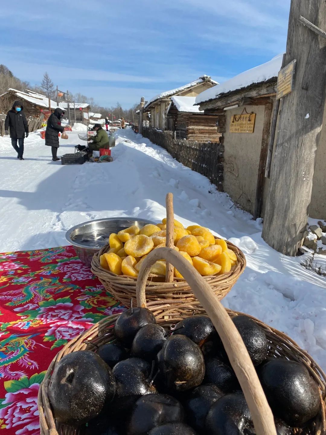 还可以体验东北古老的交通工具,乘坐牛爬犁晃晃悠悠地穿梭田地间,树林