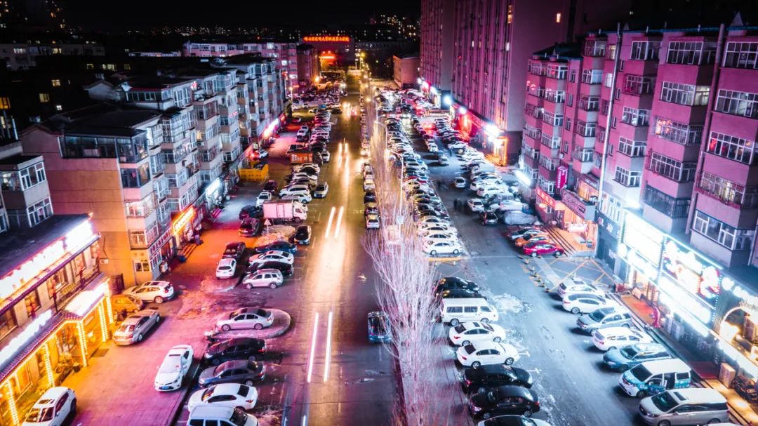 经六街交叉路口在流光溢彩中在璀璨星光中在闪烁灯影中夜色大庆是气派