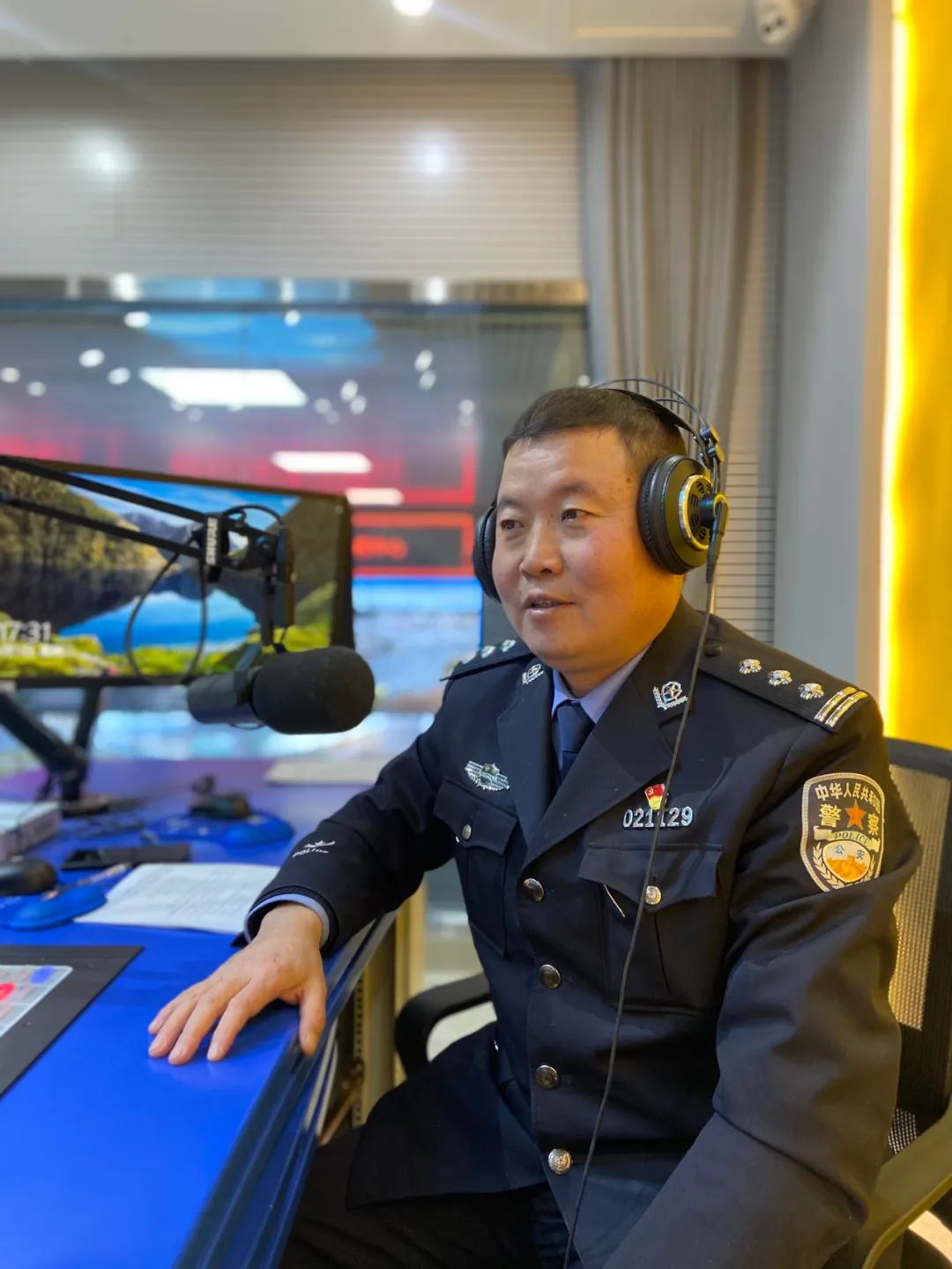张家川县公安局交警大队的教导员马双奇和法制宣传中队辅警闫鹏娟详细