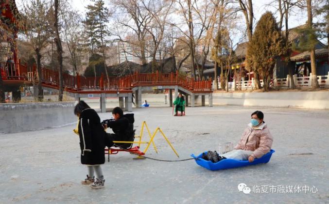 臨夏市建國小學學生 趙夢潔:放假了,哥哥姐姐帶我來冰雪世界玩,我玩了