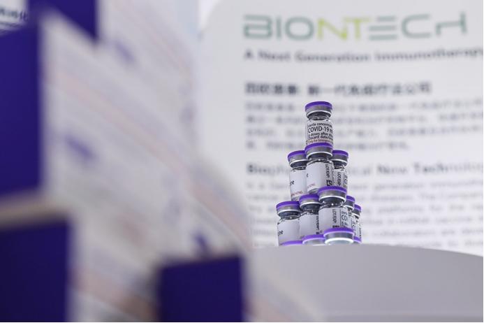 国际进口博览会上展示的复星医药和biontech合作研发新冠 mrna 疫苗