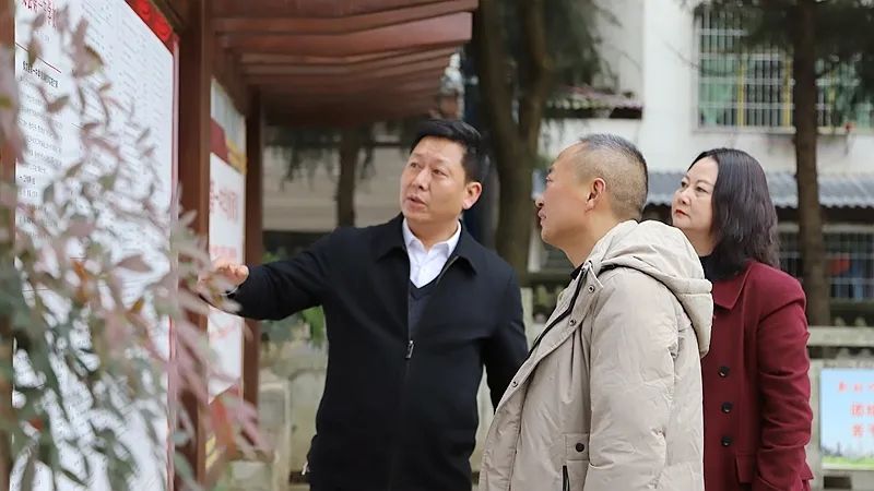 修文县教育局局长,修文县第一中学校长刘丽萍向各位专家介绍了修文县