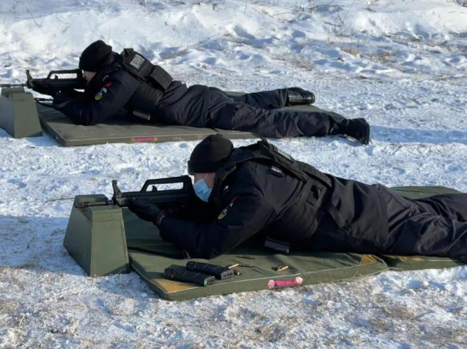 冬季整训紧盯短板励练精兵黑河特警开展低温极寒环境实战射击训练