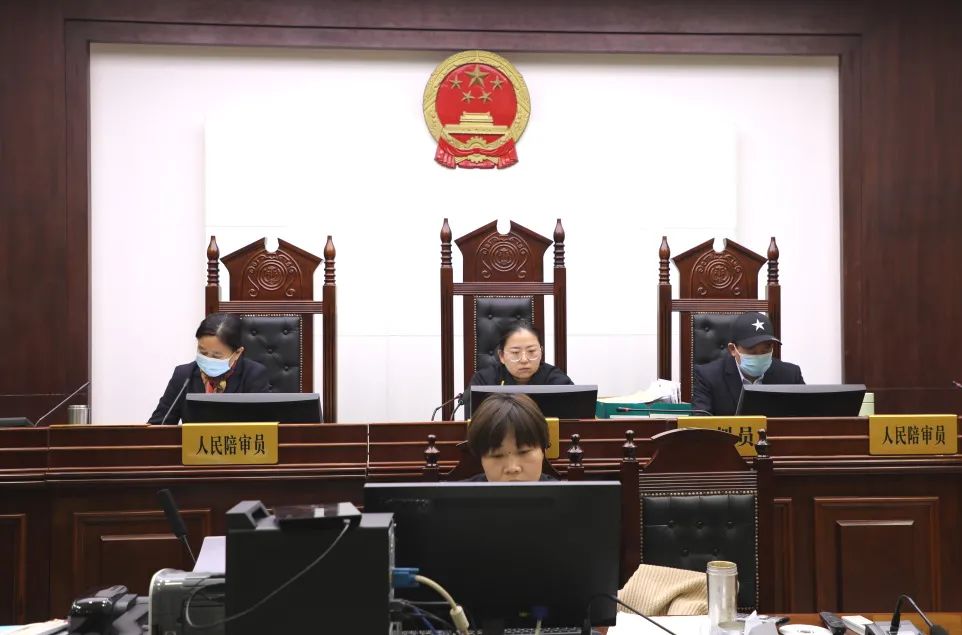 章丘法院依法公开开庭审理马宝仁等涉嫌恶势力团伙犯罪案件
