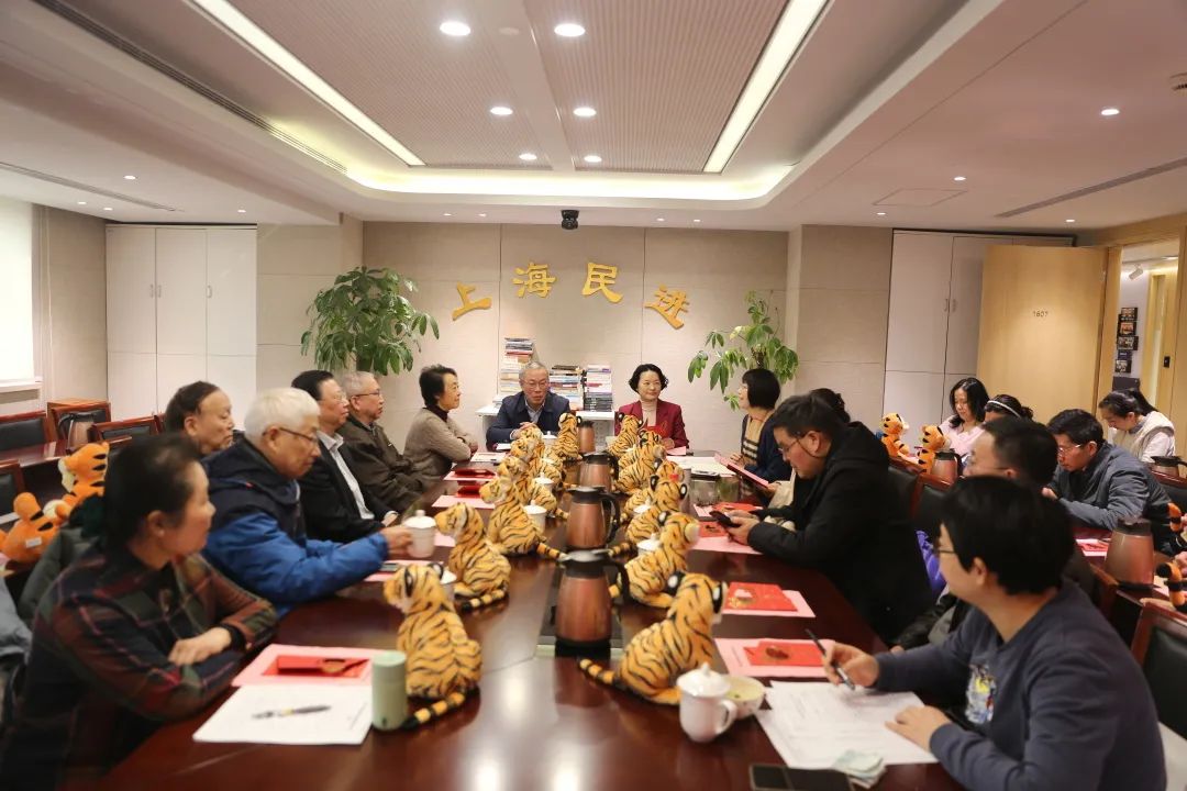 民进上海市委社会服务部部长曾如亭,办公室副主任蔡南南,及机关支部20