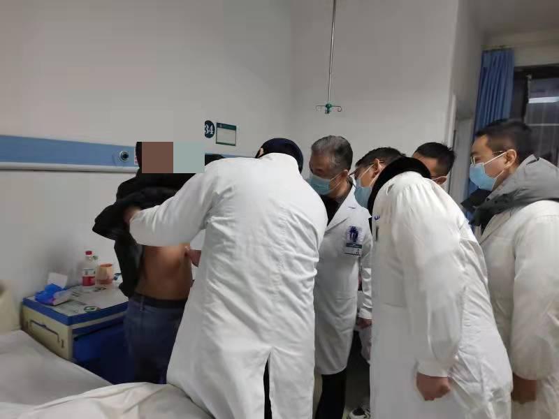 脓胸的患者刘先生必须接受手术治疗,但该医院暂未开设胸外科,病人由于