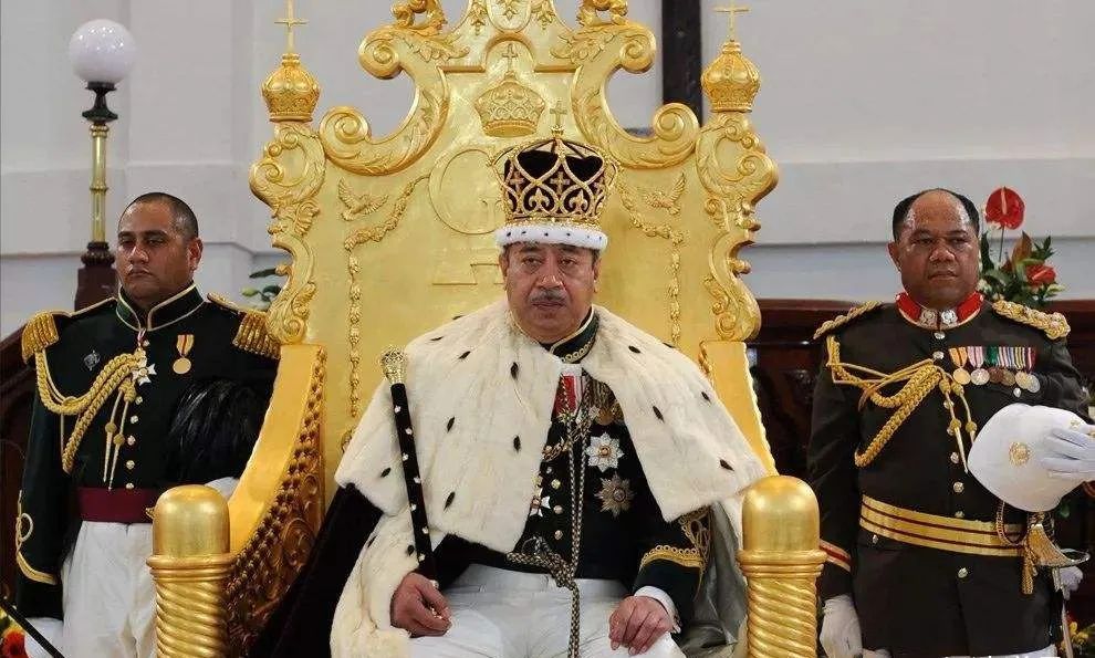 如今它仍旧是一个君主立宪制国家,有33个世袭的贵族,不同的阶层对应不