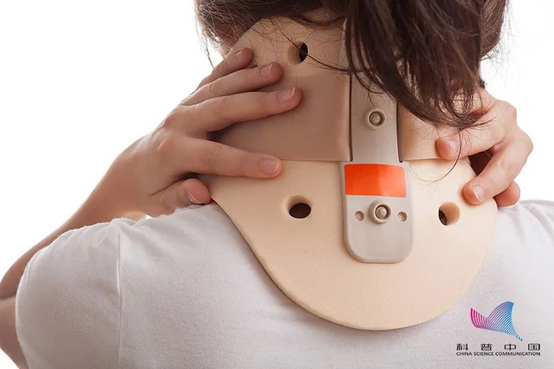 什么是费城颈托＂防低头神器＂火了！能改善脖子前倾、预防驼背？这些潜在危害一定要知道…_https://www.jmylbn.com_新闻资讯_第2张