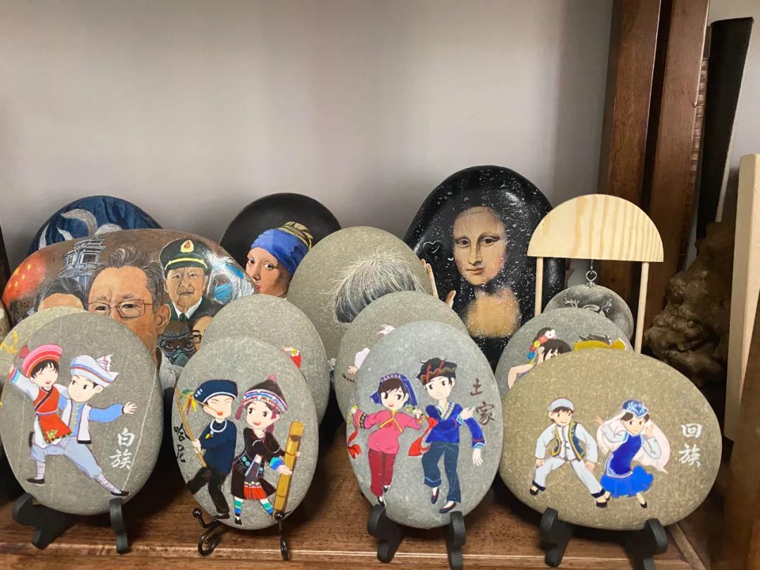 小石头"变形记"~奉贤民间达人用创意石头画迎新春
